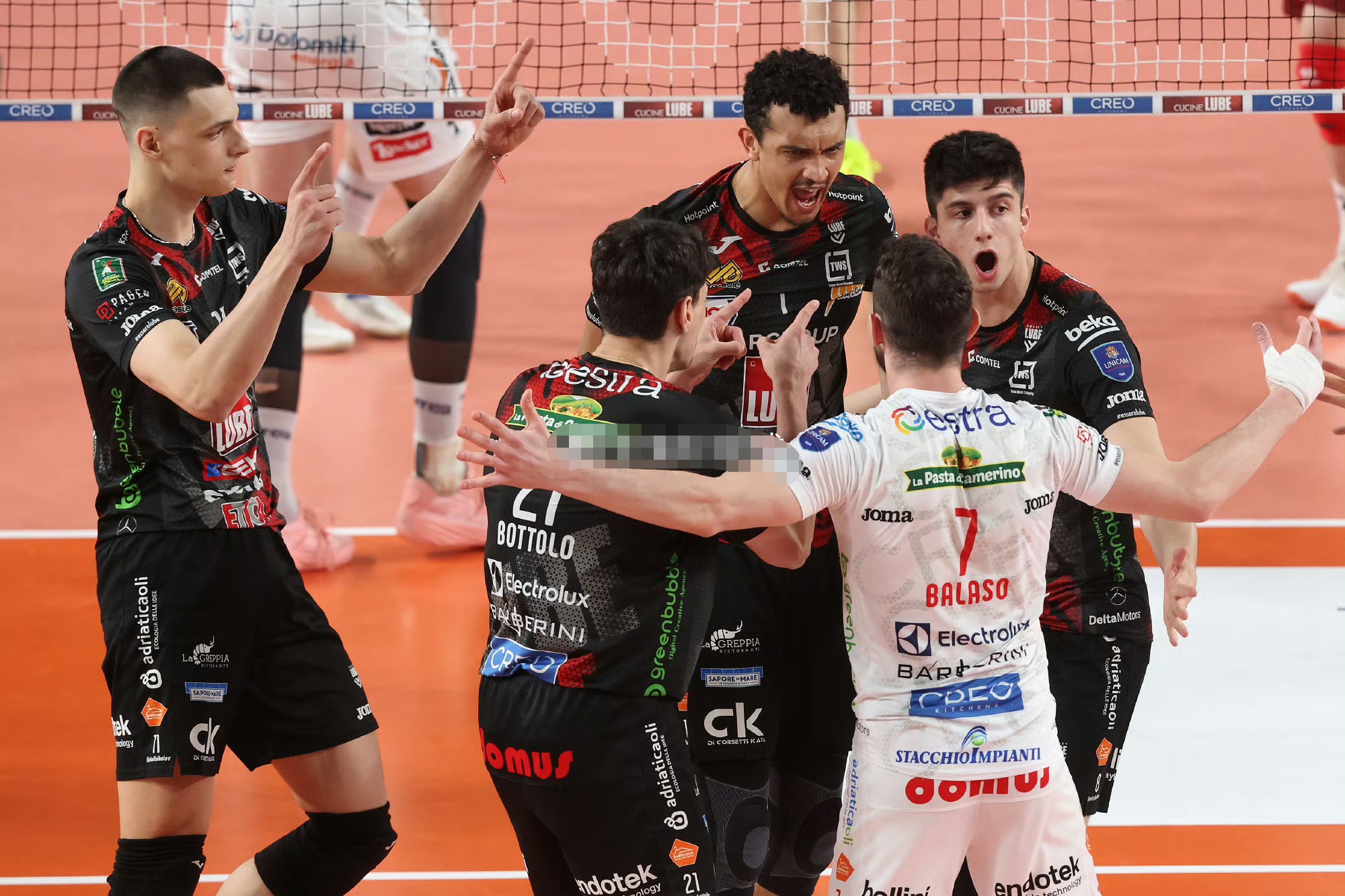 海星体育官网-瓦伦西亚清晨战术微调，志在意大利杯名次提升，球迷炸锅，轮换策略成焦点-海星体育官网